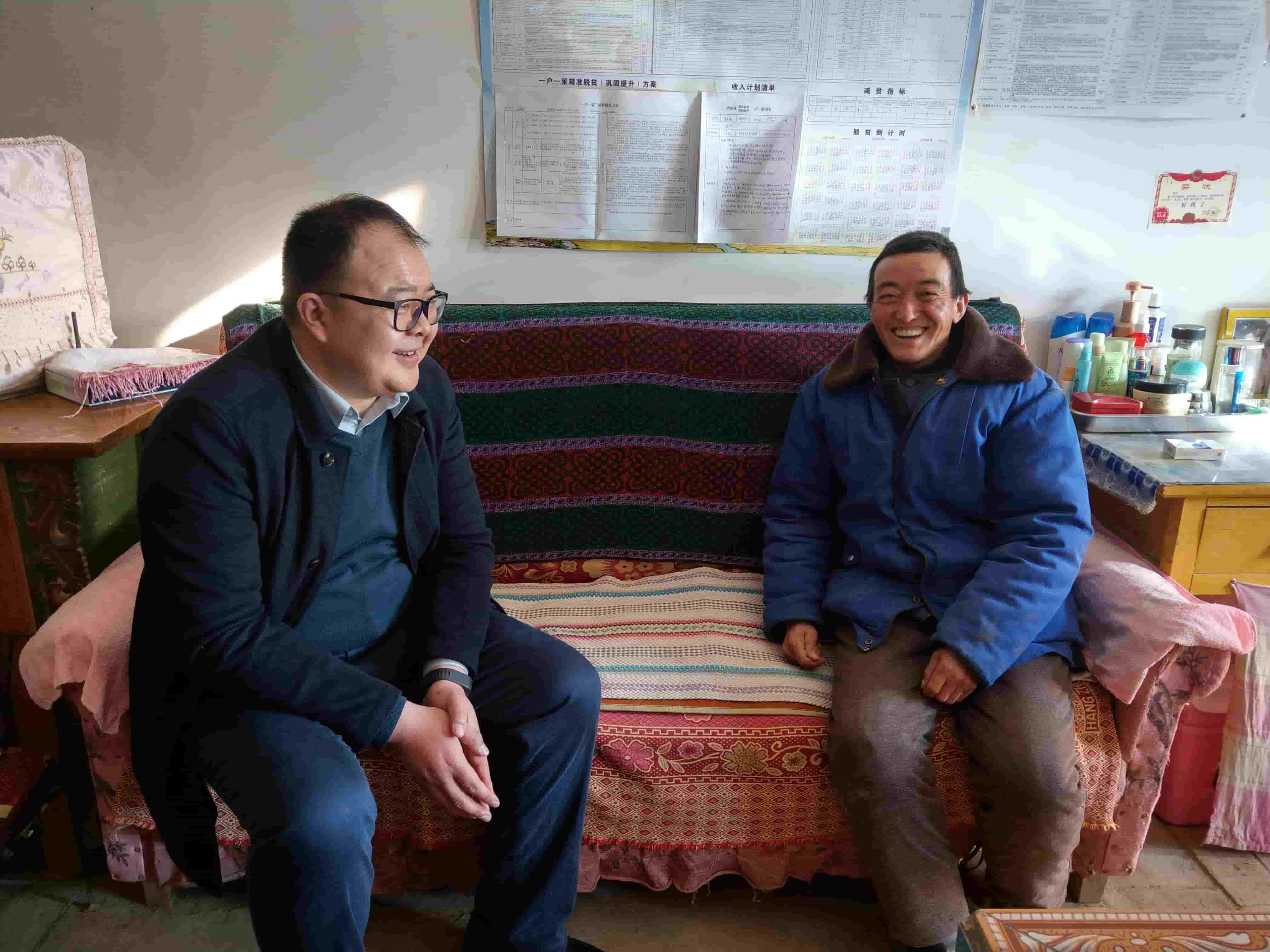 1720597303218 freecompress-2019年1月25日,邱軍同志在喬川鄉貧困戶家中宣講扶貧政策