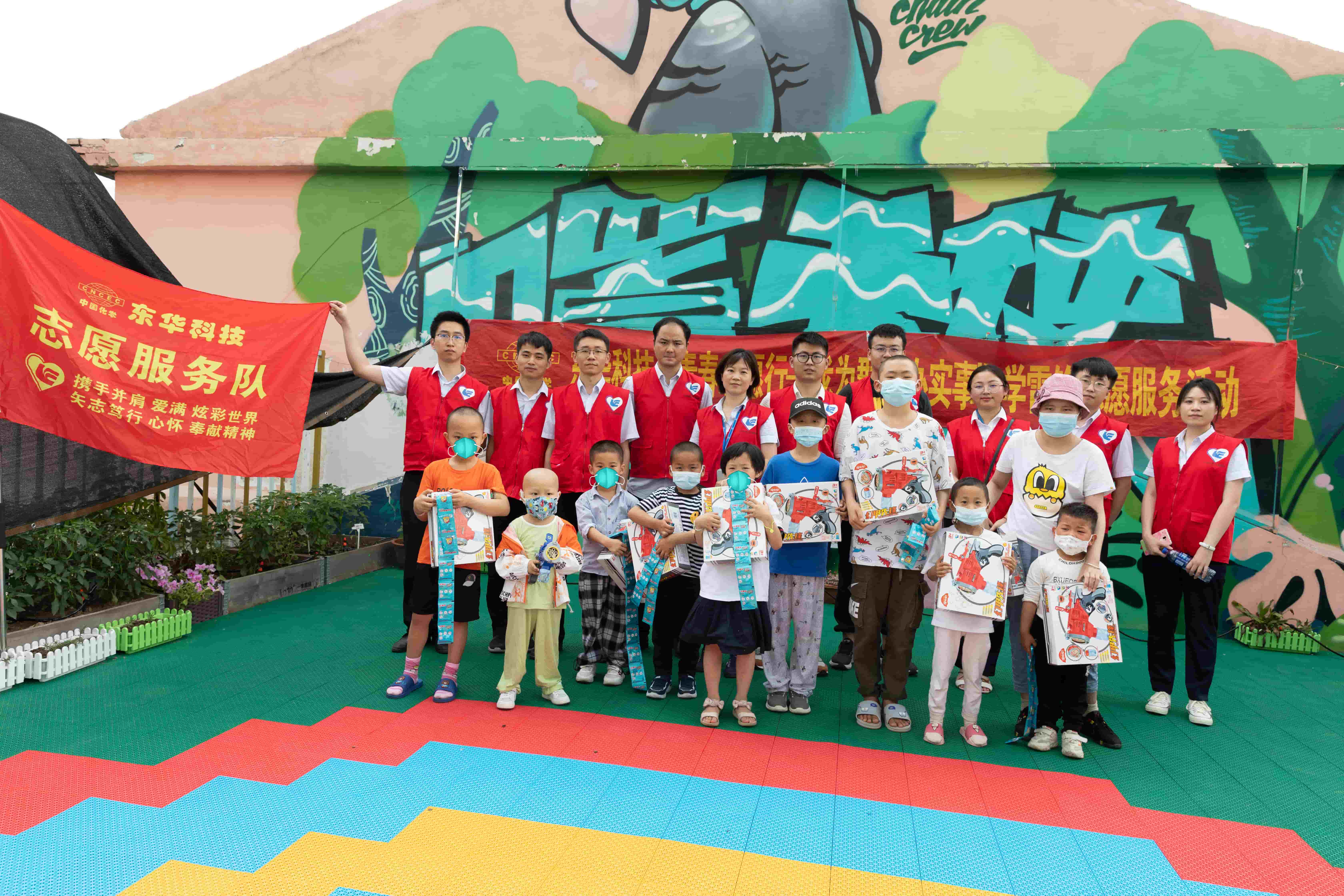 1720598381330 2021年6月1日,藍(lán)鴿志愿服務(wù)隊陪“口罩天使們”度過六一兒童節(jié)