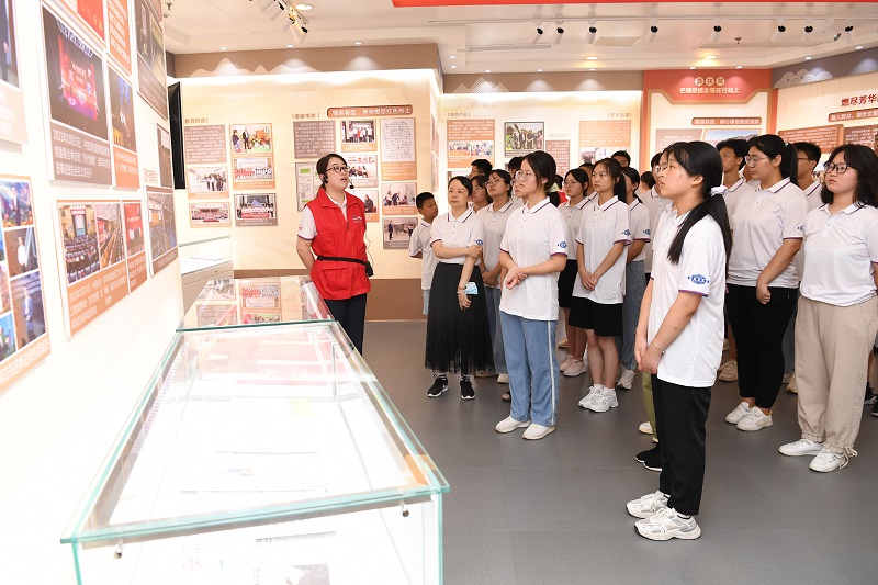 1720598677765 2022年8月13-14日,組織20余名革命老區(qū)優(yōu)秀中學生,走進東華科技開展“致敬時代楷模,爭當國之棟梁”的研學活動,同時前往安徽名人館、安徽創(chuàng)新館參觀學習(1)