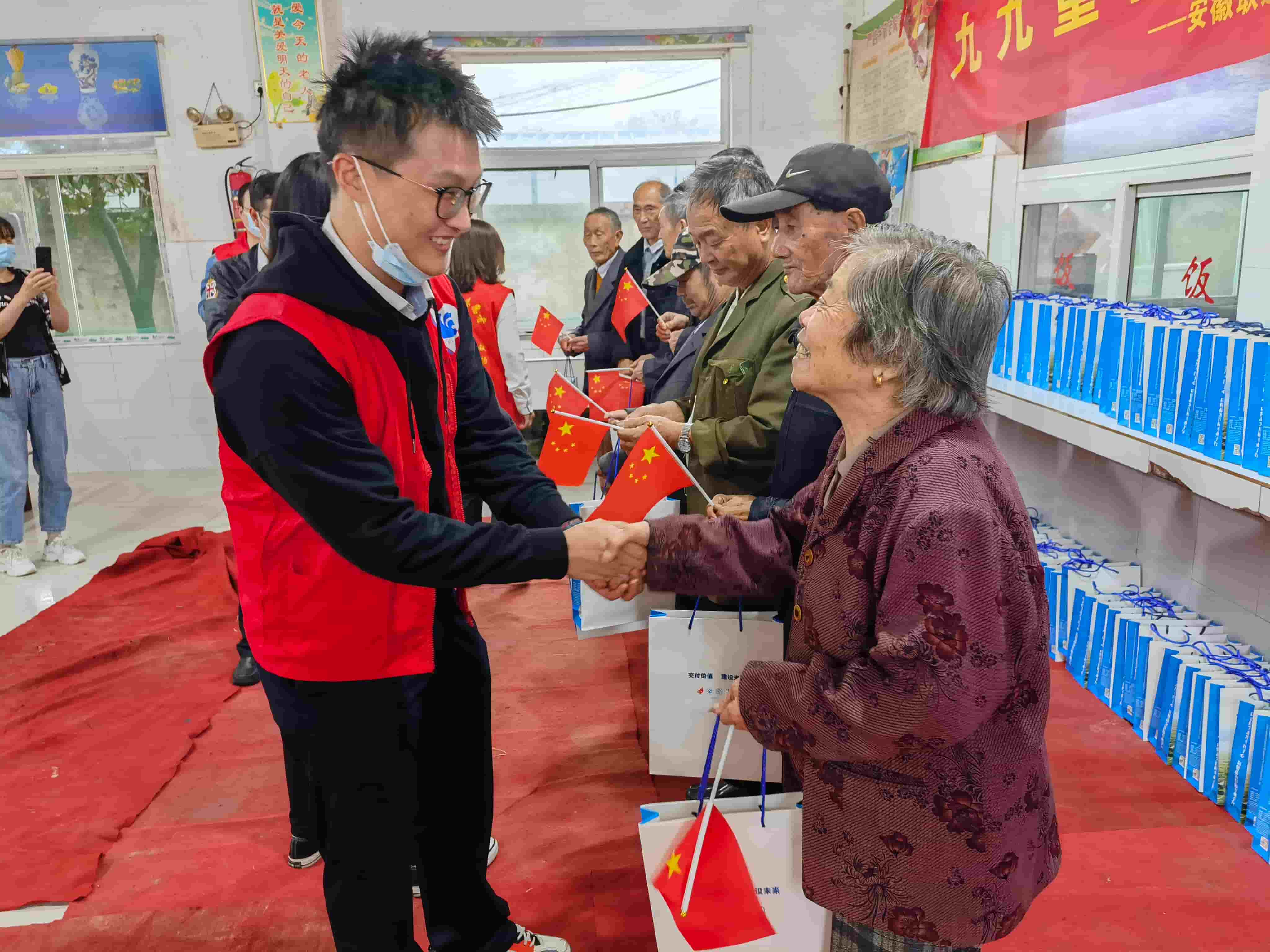 1720598932144 freecompress-2021年10月14日,正值重陽佳節(jié),服務(wù)隊(duì)聯(lián)合多家駐皖央企前往肥西縣嚴(yán)店鄉(xiāng)五保供養(yǎng)服務(wù)中心,開展“九九重陽節(jié),濃濃敬老情”主題活動(dòng)。